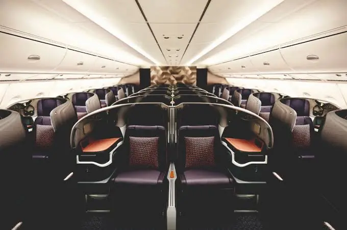Best First Class Flights for Business Travelers: Productivity & Travel Analysis